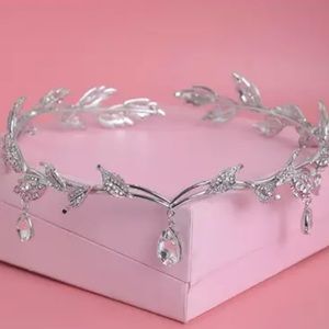 Bridal teardrop tiara